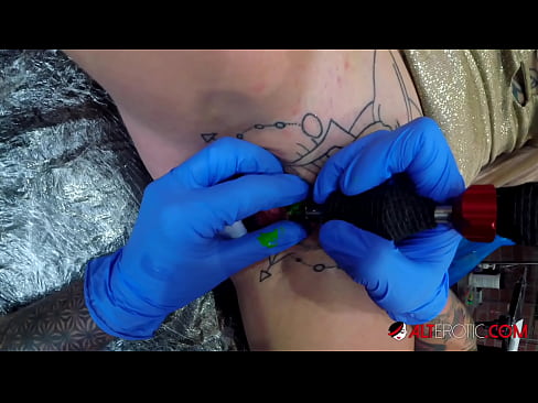 ❤️ Ekstremt tatovert hottie Sully Savage tok en tatovering på klitoris ❤️❌ Sexvideo på porno no.pornfuror.ru ️❤